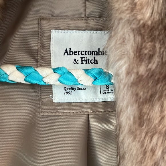 Abercrombie and Fitxh faux fur vest size S - Picture 2 of 3